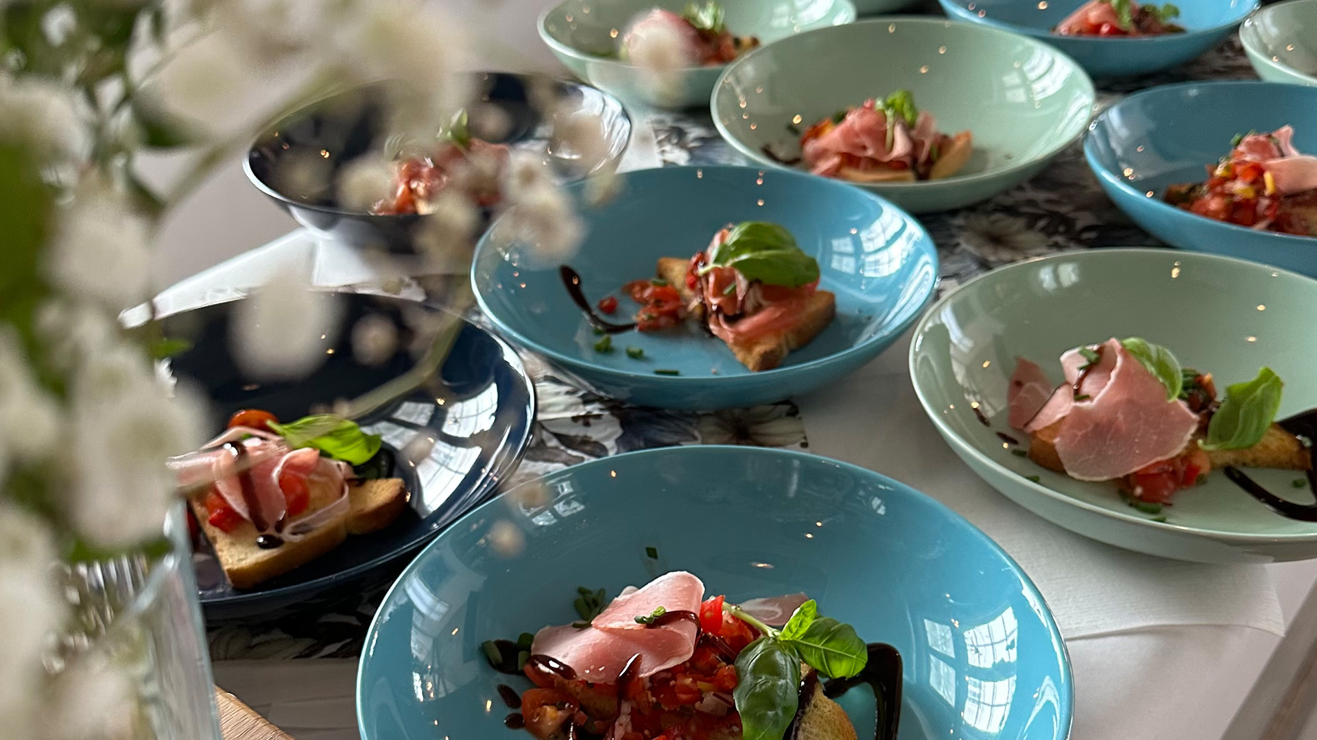 Vakker matservering på blå tallerkener