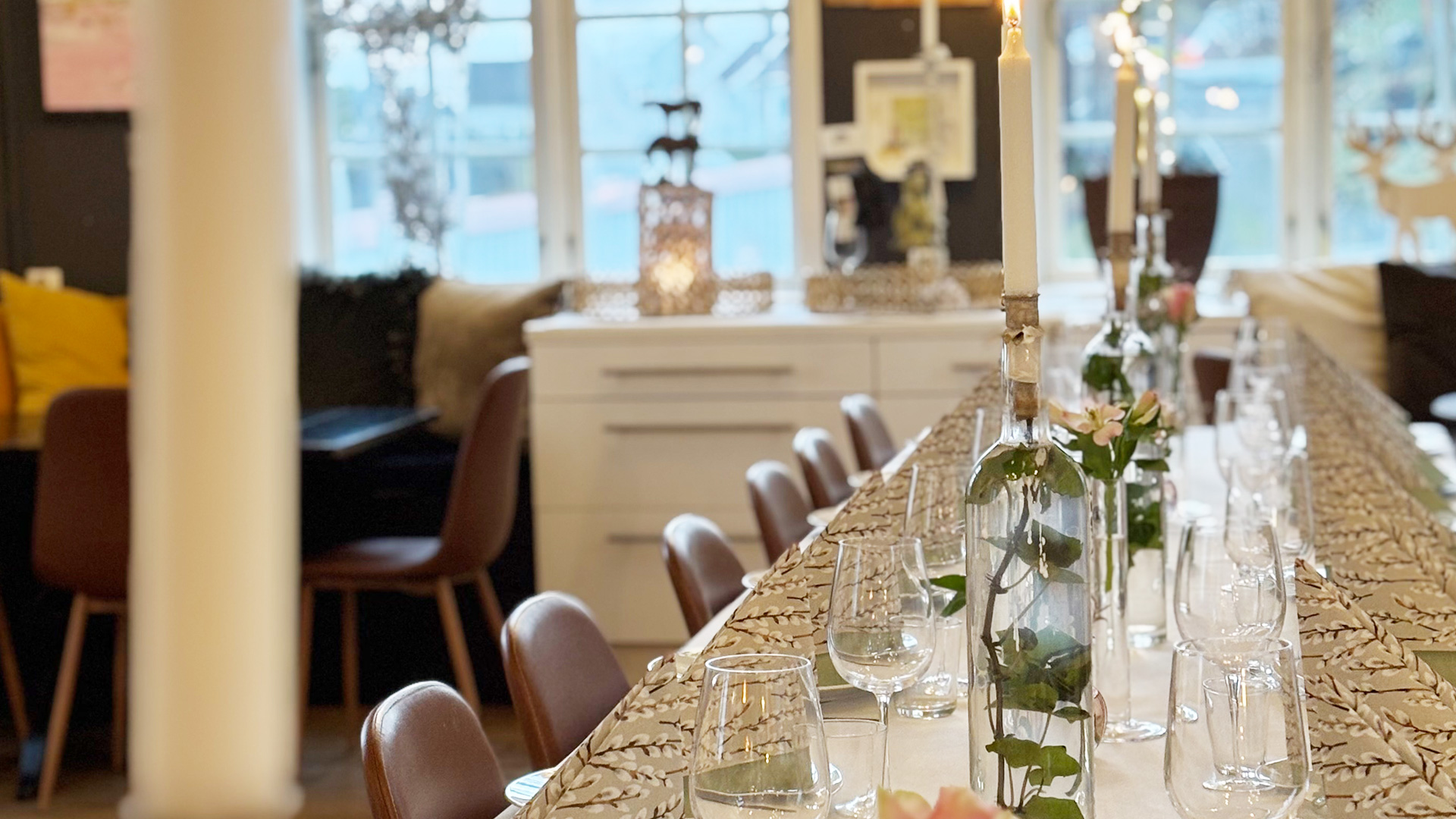 Dekket langbord med lysekroner i Konvolutten