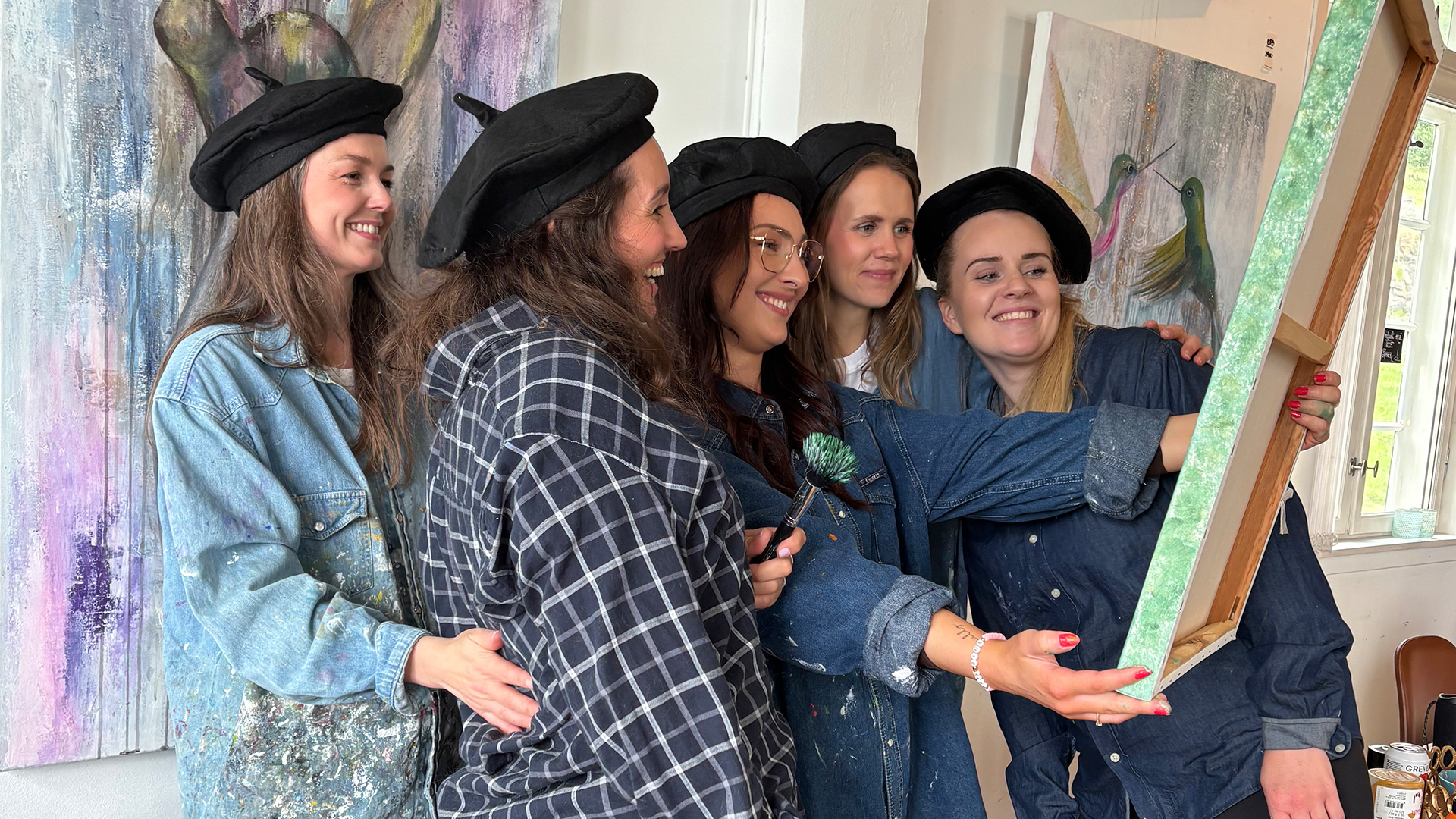 Maleaktivitet med glade deltakere