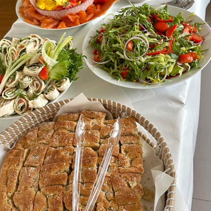 Konvolutten - buffet med nybakt brød og salater