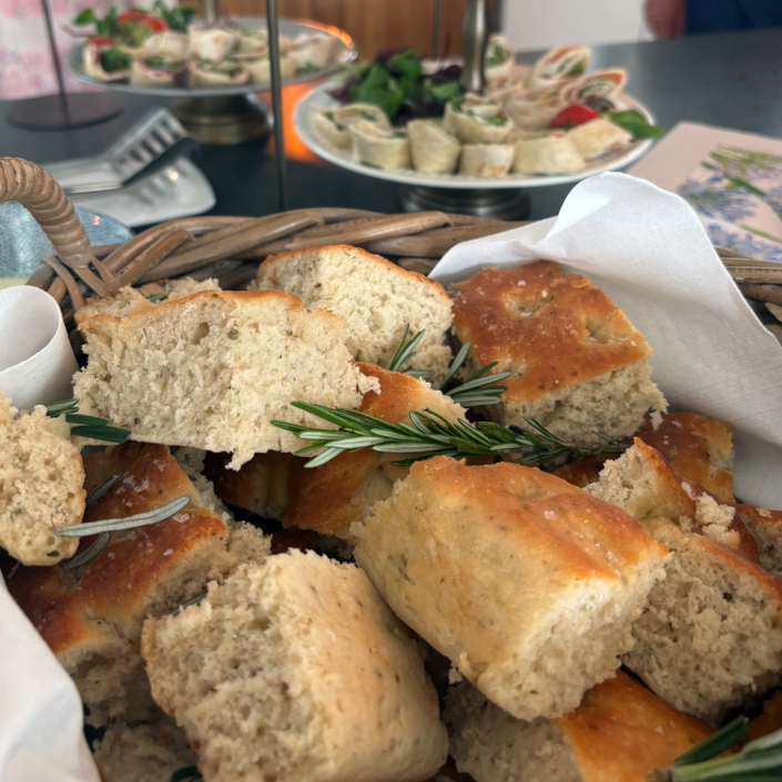 Nybakt foccacia og mat i Konvolutten