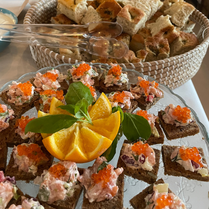 Vakker matservering med røkelaks og kaviar