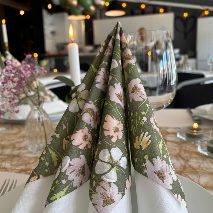 Stemningsfulle lokaler med pent dekket bord