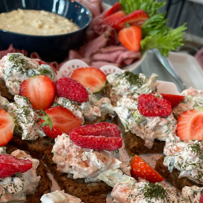 Buffet med nybakt brød og salater