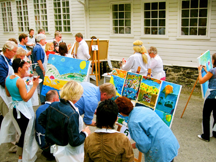 Venner maler sammen i galleriet
